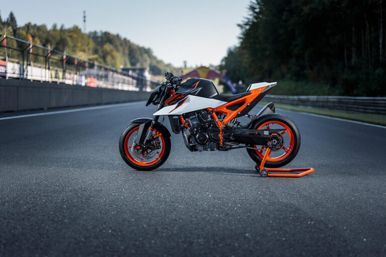 MY25-KTM-990-DUKE-R-STATIC